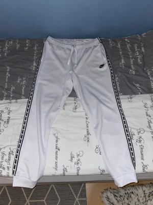 Nike byxor  - Säljer de pga att de är små på mig nu 