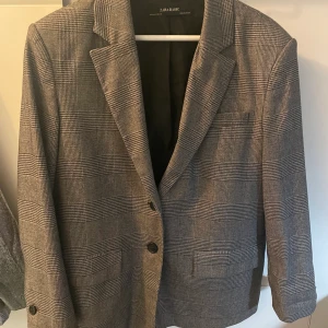 Rutig kavaj Zara - Rutig kavaj från Zara som inte har några tecken på användning. Använd väldigt varsamt. Säljer då den inte längre passar tyvärr.