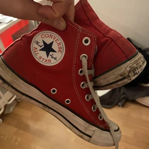 Converse - Säljer dessa röda converse skor som är köpta här på Plick och kommer tyvärr inte till användning. Dom är använda fåtal gånger. Finns inga fel på skorna utan att dom är smutsiga vid sulorna som kommer att tvättas bort innan jag ger dom! Priset kan diskuter