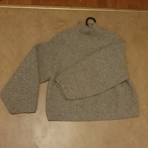 Stickad-H&M-tröja - Stickad, brun/beige tröja från H&M, storlek M. Fint skick. Knappt använd. Djur- och rökfritt hem. 