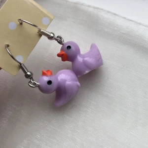 Handgjorda örhängen med fina berlocker  - Jag säljer dessa handgjorda örhängen för att dom inte kommer till användning. Kontakta mig om du är intresserad vi kan diskutera pris.