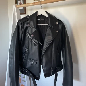 Skinnjacka Zara  - Skinnjacka från Zara, står M i storlek men skulle mer säga en XS/S
