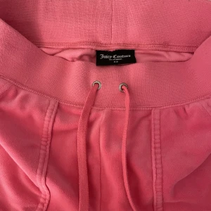 Juicy byxor - Säljer dessa superfina juicybyxor💗 Färgen är hot pink som inte säljs längre❤️‍🔥 Köpta på raglady för ca 1 år sen💓