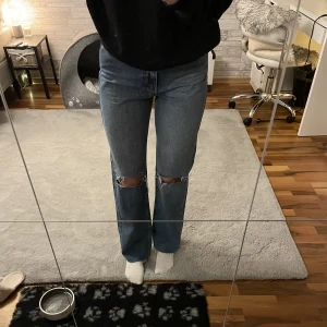 Blå jeans  - Säljer dessa blå jeans ifrån NA-KD i storlek 34☺️säljer dem för att de är för stora för mig🤍