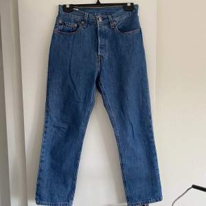 Snygga levis 501 crop jeans med tapered fit. Endast använda ett fåtal gånger och nu har dom tyvärr blivit för stora🧡