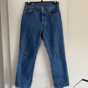 Levi’s jeans - Snygga levis 501 crop jeans med tapered fit. Endast använda ett fåtal gånger och nu har dom tyvärr blivit för stora🧡