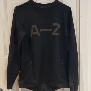 Zlatan A-Z tröja  - Zlatan A-Z svart o gul tröja köpt online storlek 146-152 för 400kr Priset kan diskuteras  Vid intresse av flera bilder kontakta mig  Funkar bra för båda tjejer och killar 