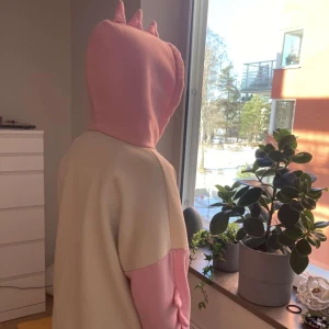 Jättegullig hoodie - Urgullig dinosaurie hoodie. Är i bra skick och inte så använd. Priset kan diskuteras ❤️