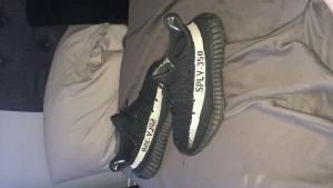 Yeezys Strlk US 9,5 - Ett par yeezys i hyfsat fint skick som säljes!