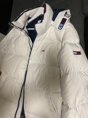 Tommy jacka herr - Tommy jacka vit herr L storlek.