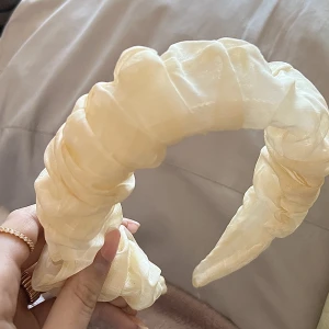 Diadem Nelly  - Superfint diadem från Nelly som aldrig är använt!🤍 använd gärna köp nu❣️