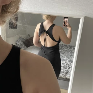 Fin klänning - Jättefin svart klänning från Zara, lite tjockare material. Säljer pga ingen användning🫶🏻🫶🏻🫶🏻