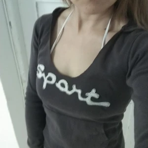 En söt tjejig hoodie - En söt hoodie och är i bra skicka. Finns en lång ficka på front sida.