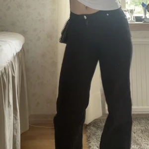 Low waist HM jeans - Jag tänker sälja dessa fina byxor som har tyvärr blivit för små. Jag har haft på mig dem 1-2 gånger men aldrig riktigt använt dem. Byxorna är väldigt sann till storleken. Skriv för intresse eller mer bilder puss o hej🫶🏼
