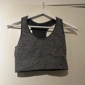 Sport bh - Grå seamless sport-bh, storlek S.