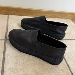 Slit ins filippa k - Säljer dessa skinnskor slip ins från Filippa k💗 endast använda en gång inomhus