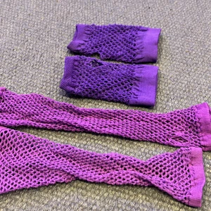 Lila fishnet handskar  - Lila fishnethandskar. 10kr för de korta, 15 för långa, eller båda för 20. Frakt tillkommer. 