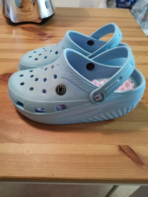 Tofflor 37 - Tofflor ljusblå som nya i storlek 36 men passar en 37. Mycket lätt och skönt och bekvämt. 