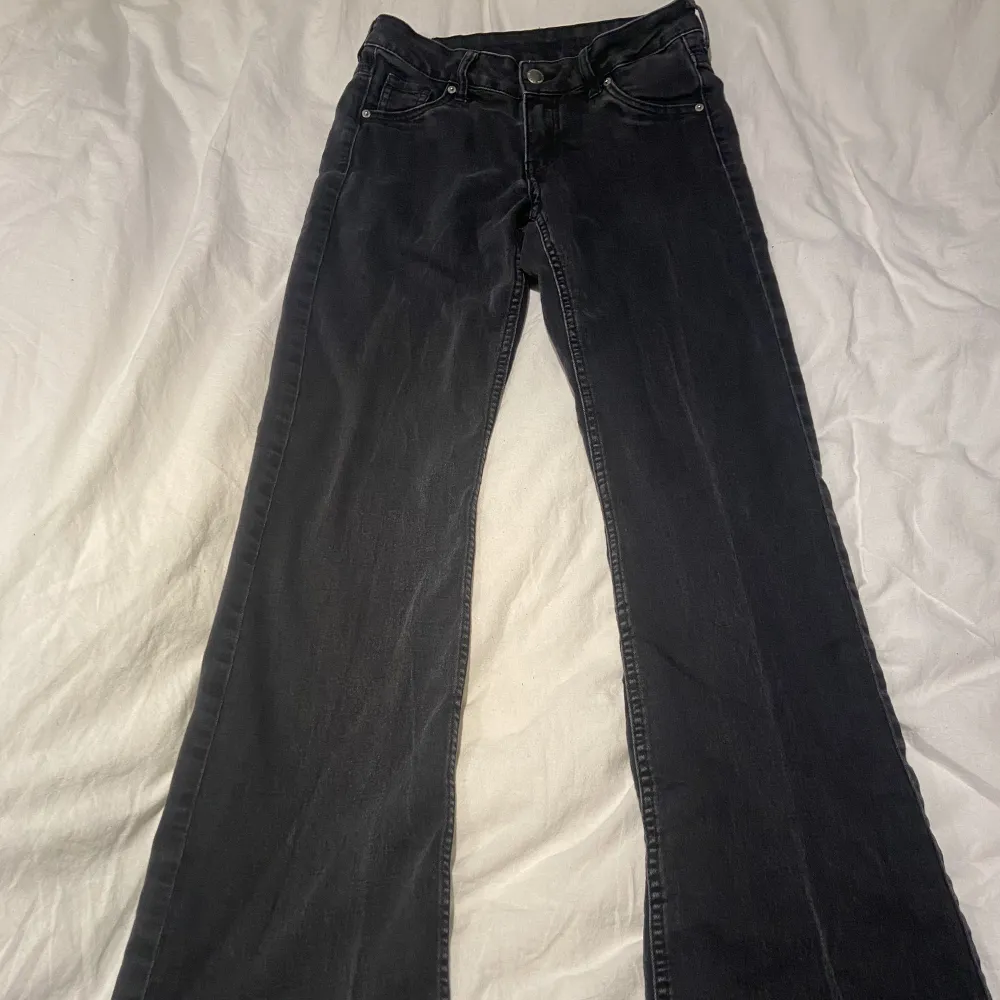 H&M’s trendiga low waist bootcut jeans!. Jeans & Byxor.