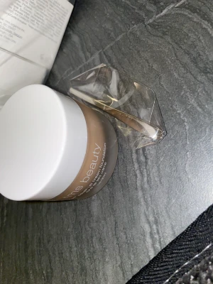 Foundation  - Allt är nytt finns olika färger i förseglade förpackningar  Färger:  111 11,5 66 122 000 88 55 33 77 33,5 22,5 