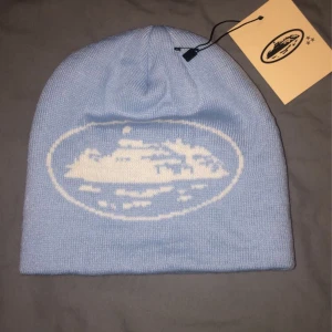 Corteiz mössa | blå/vit - Oanvänd corteiz mössa i färgen blå/vit. Onesize PRIS KAN DISKUTERAS  