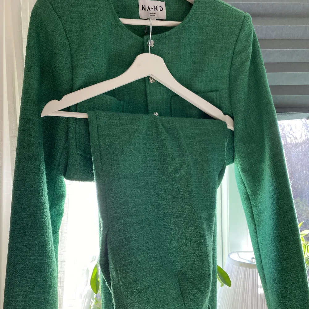 Superfin grön kostymdress för dam från NA-KD.  Jättefin nu till våren, eller till exempel bröllop och dop!  Säljes på grund av att den är för stor.  Endast använd en gång, nypris var 1000 kr, säljes för 500 eller bud! 😊. Kostymer.