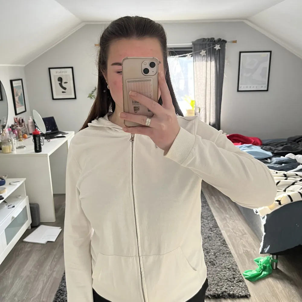 Vit zipuphoodie från ASOS i storlek M.  Frakt tillkommer💗. Hoodies.