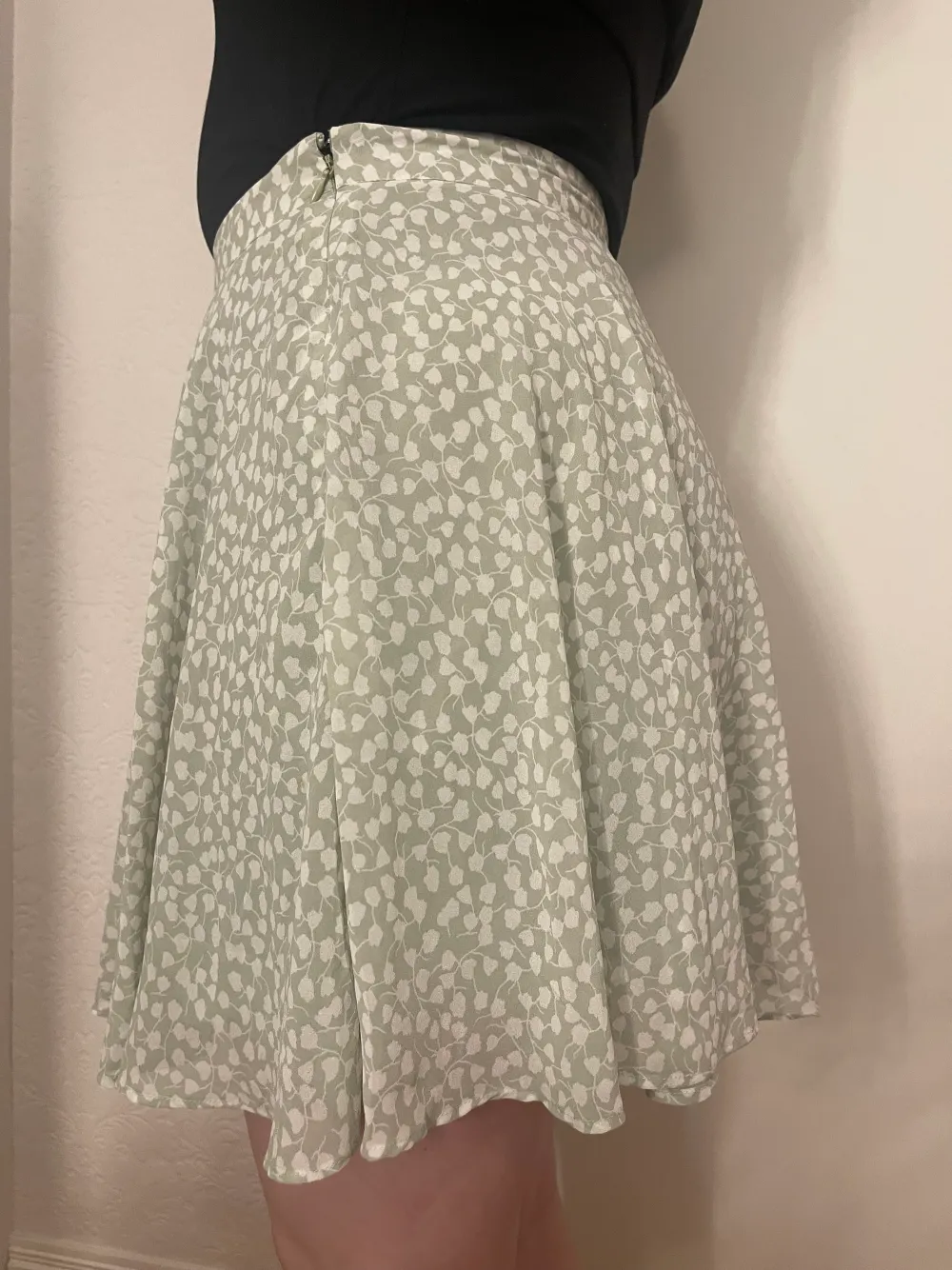 Somrig kjol från NA-KD (reborn)🌿 Storlek: 40 Nypris: 249kr. Kjolar.