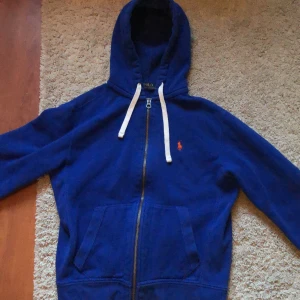 Ralph lauren zip-up - Väldigt nice tjocktröja, knappast använd. Storlek S :)