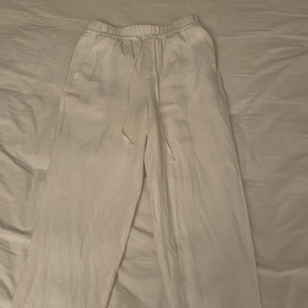 Säljer mina vita linnebyxor från h&m, lite kortare modell i benen, använda endast 1 gång då dom är för små i storleken för mig. Jeans & Byxor.
