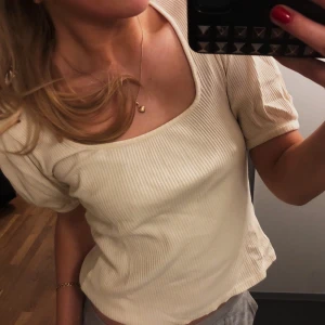 Crémevit topp fårn Carin Wester!💖 - Super söt crémevit topp, nästan oanvänd.💖                   Från Carin Wester!💖💖 (liten i storleken)