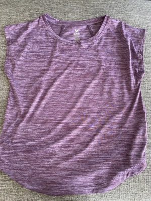 Träningst-shirt barn  - T-shirten är köpt på Stadium och är aldrig använd. Den är i storleken 146/152 och säljs pågrund av att den inte passade. Den är en jätteskön tröja att träna i med en stark lila färg😊Köpt för 150 Kr. 
