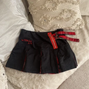 Svart minikjol med detaljer - Världens coolaste minikjol med rutor och andra detaljer. Knappt använd