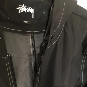 Stussy jacka  - Säljer denna sjukt fina jacka från Stussy, storlek M (herrar). 