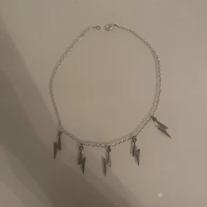 Halsband  - Halsband med blixtar - Köparen betalar för frakt - Inga returer - Betalning via köp direkt 
