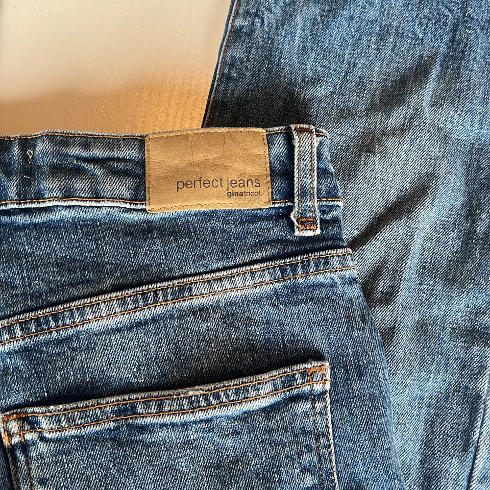 Säljer mina Gina Tricot jeans då dem inte kommit till användning💓Passar bra  på mig (jag är 160)💞. Jeans & Byxor.