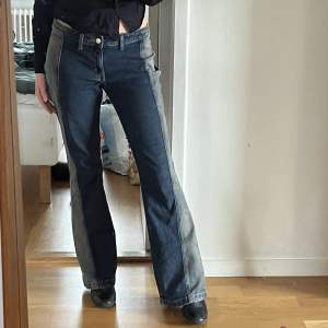 Super snygga slutsålda jeans från weekday med coola detaljer på sidorna! Använda 1 gång nypris: 650