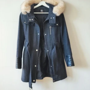 Vinter/höst jacka  - Använd 2-3 gånger. Som ny. Väldigt fin "pälskrage" ej äkta.  