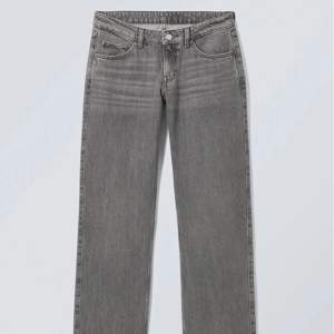Trendiga populära weekday jeans, säljer då de aldrig kommit till användning 
