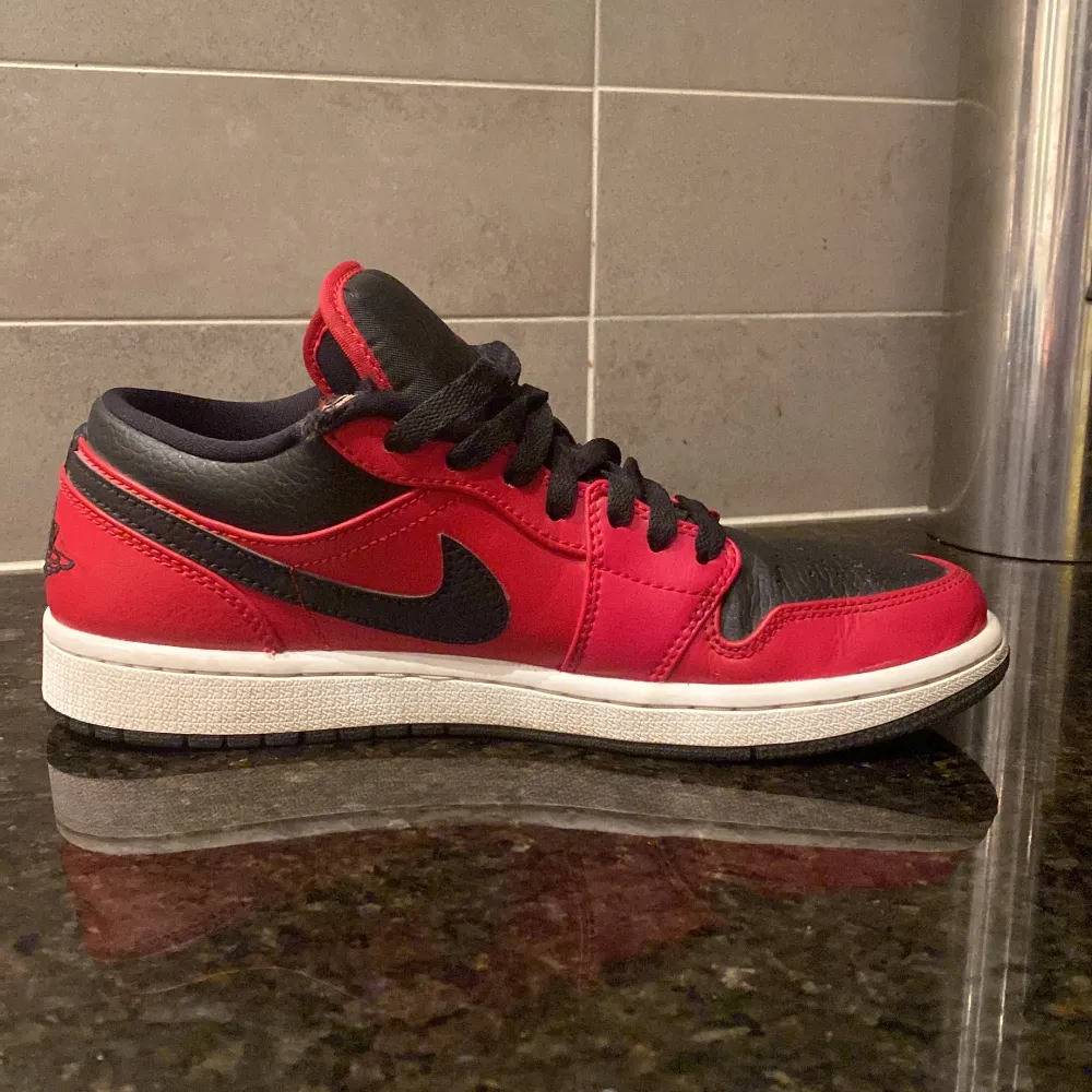 Tjenare  Säljer ett par Jordan 1 low ”reverse bred”   Har inte använt dom mycket. Köpt förra sommaren. Lite slitna på inte  kanten högst upp, har inte kvar lådan. . Skor.