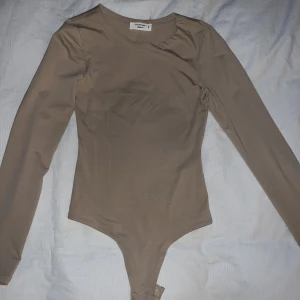 Beige body - Tajt beige body från Gina tricot  Använd ett fåtal gånger🤗 Storlek xxs men jag som har s kan ha den utan problem (stretchig)