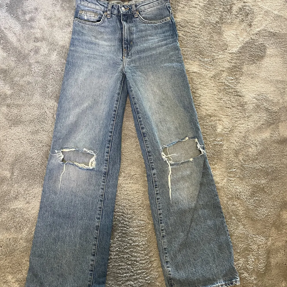 Priset är förhandlingsbart. Blåa ”boulevard” jeans från Lager 157. Storlek XS. Super snygga och sköna. Säljs för att de inte kommer till användning. Frakten betalar köparen själv.. Jeans & Byxor.