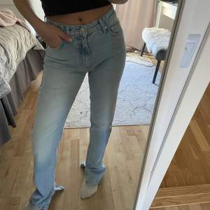 Säljer nu mina super populära jeans från zara!💓Jeansen är helt nya använda max 2 gånger. Säljer nu för att rensa garderoben lite🤍Priset går att diskutera. Kontakta mig vid intresse💓