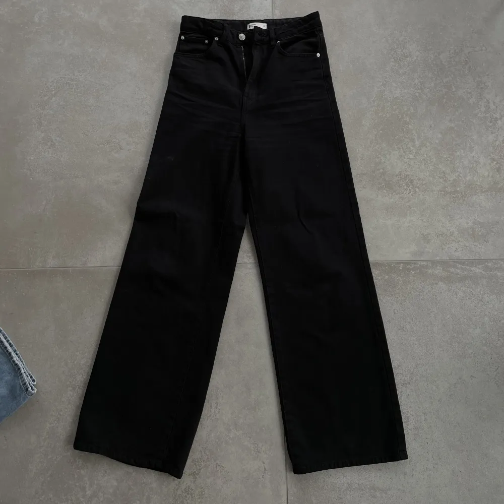 Supersnygga svarta jeans i modellen High straight ifrån Gina Tricot. Storlek S. Nypris 599. Knappt använda då jag har många liknande. Frakt tillkommer🫶🏼. Jeans & Byxor.