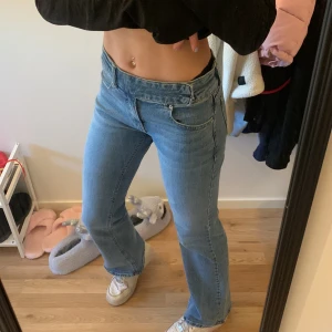 Helt nya Gina low waist jeans  - As snygga (skickar fler bilder vid intresse) aldrig använda jeans från Gina. Köpte och va säker på att jag skulle använda dem men de hände aldrig så säljer 💗 jag på bilden är 165 cm, nypris 600 kr 