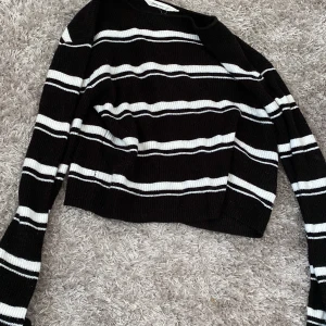 Stickad tröja - Stickad randig tröja 