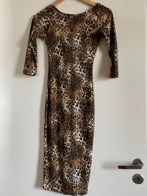 Leopardklänning med open back - Köpt second hand, jättebra skick. Aldrig använd av mig, endast testad.