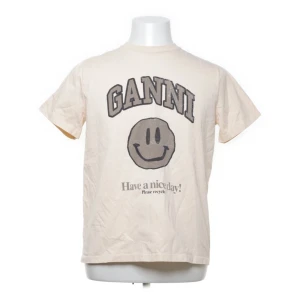 Ganni t-shirt - Nästan oanvänd t-shirt från ganni  Nypris ca 850kr 