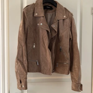 Kort mocka jacka strl XL - Snygg kort mocka jacka i strl XL men mer som L Köparen står för frakten