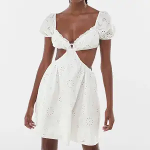 Superfin vit klänning från Bershka, aldrig använd. Köparen står för frakten.